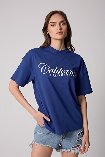 AMİDA تي شيرت نسائي أزرق كبير الحجم مطبوع عليه كاليفورنيا - 2517