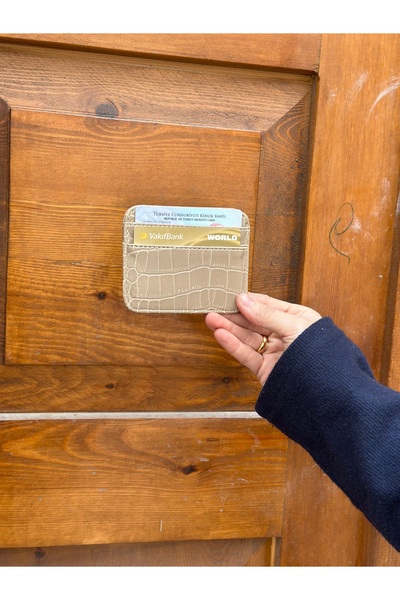 TANIS Crocodile Patterned Card Holder for Those Who Think Carefully