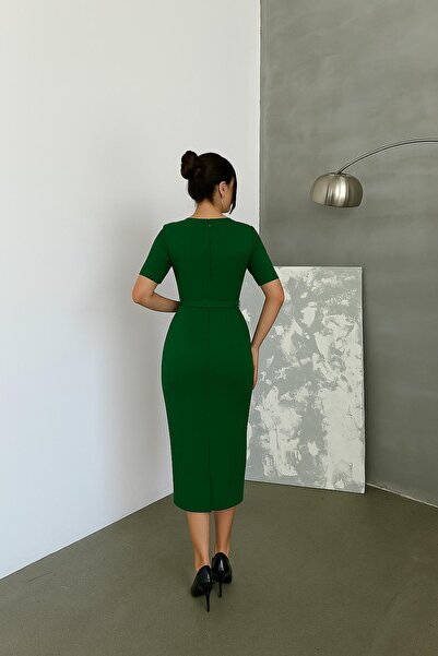 Deafox Βραδινό φόρεμα από κρεπ ύφασμα με σμαραγδένιο πράσινο λαιμόκοψη με λεπτομέρεια