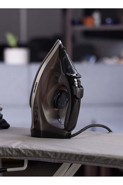 Geepas GEEPAS Ceramic Steam Iron | Dry and Spray Functions, Press Box with Self-Cleaning Function