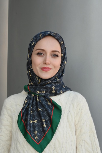 Pull Scarfs وشاح من نسيج التويل بنمط G - أخضر زمردي