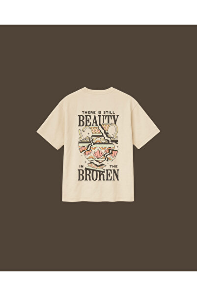 Altair Tr تي شيرت للجنسين مطبوع عليه مزهرية مكسورة باللون البيج