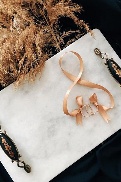 ioadesign Jasmine-true Fine Marble Promise/Δίσκος αρραβώνων με 2 αφαιρούμενα δαχτυλίδια - Μαύρη λαβή