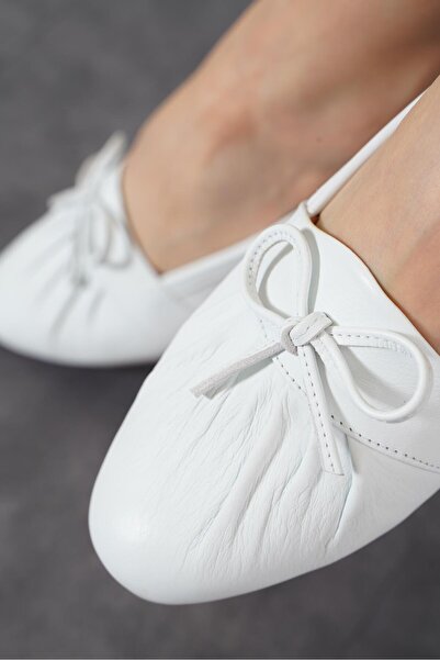 Moda Pie حذاء باليه نسائي من الجلد الأصلي بطيات على شكل فيونكة من نيفار باللون الأبيض