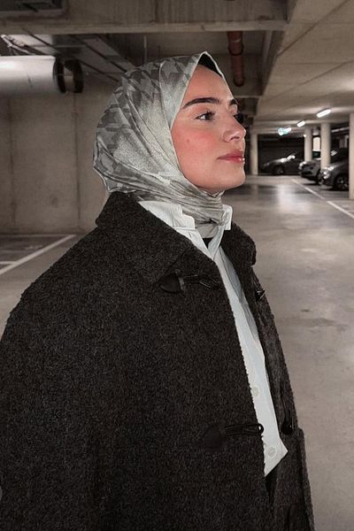 carell Rabia Çetinkaya's Choice Houndstooth Jacquard Italian Silk Shawl Light Gray
