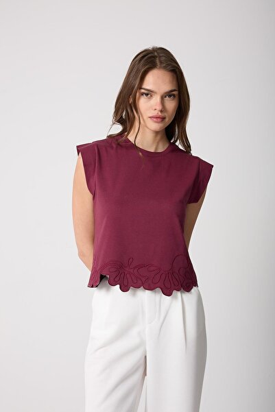 AMİDA تي شيرت نسائي ذو تصميم مبطن باللون العنابي ومزين بتطريز مقطوع بالليزر -...