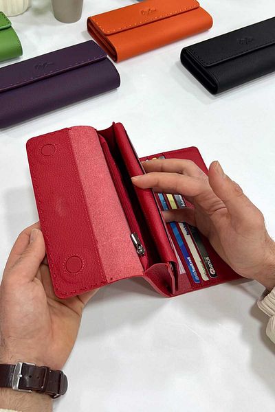 CüzCan محفظة هيلتون نسائية من الجلد الطبيعي باللون الأحمر مع تفاصيل محبوكة