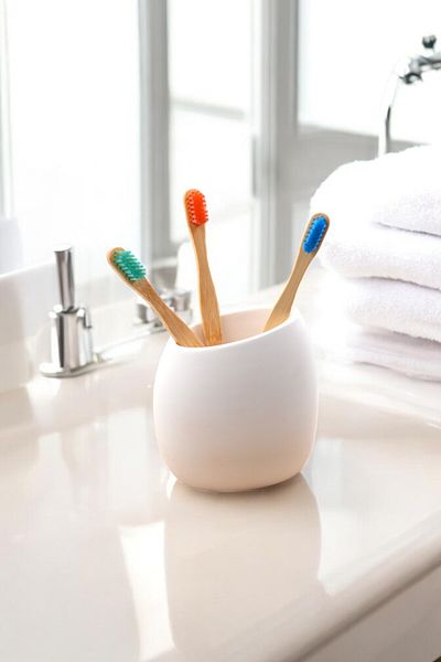 LUMİNA White Toothbrush Holder – Minimalist Bathroom Accessory