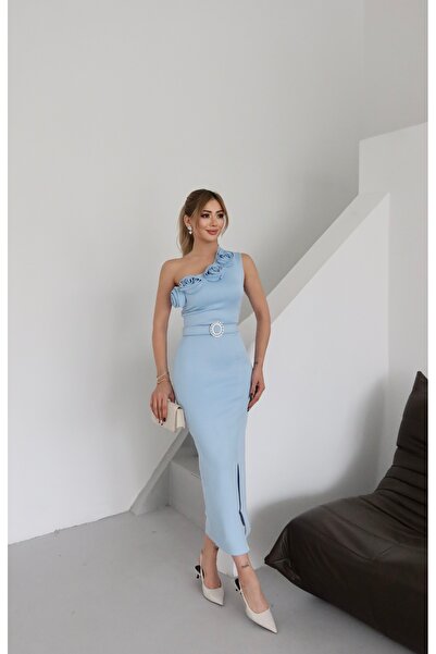 NSHIQ Kadın Scuba Krep Kumaş Tek Omuz Gül Detaylı, Kristal Tokalı Kemer Yırtmaçlı Tasarım Elbise