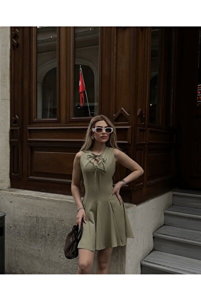 Ekim Store فستان قصير بتفاصيل مشد من القماش المزدوج مع تنورة قصيرة مكشكشة