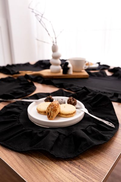 Morlay 7 Piece Ruffle Tableware Presentation Set 6 Pieces of American Service Plates + 1 Piece Ruffle Runner - 40X110 cm