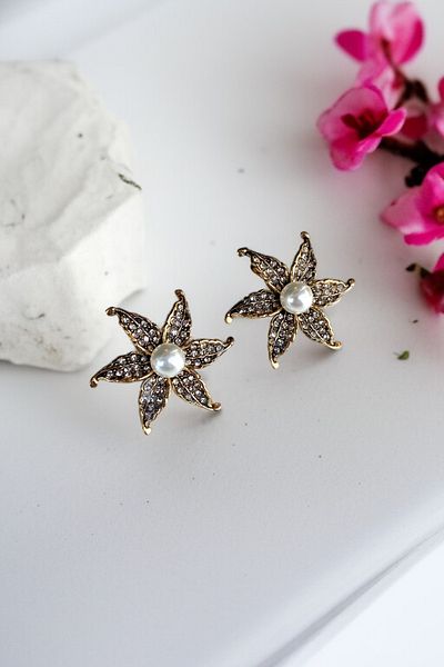 FAYRA ACCESSORIES Small Lily Flower Earrings