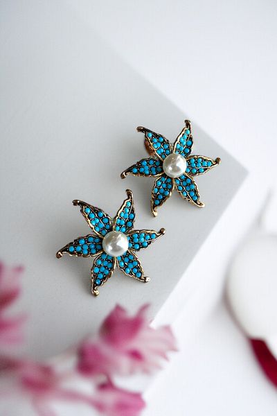 FAYRA ACCESSORIES Small Lily Flower Earrings