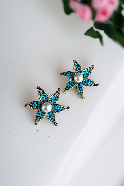 FAYRA ACCESSORIES Small Lily Flower Earrings