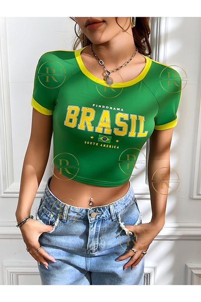 NewCabin Tricou crop din țesătură elastică cu imprimeu brazilian, portughez, jamaican cu detaliu galben de țevi