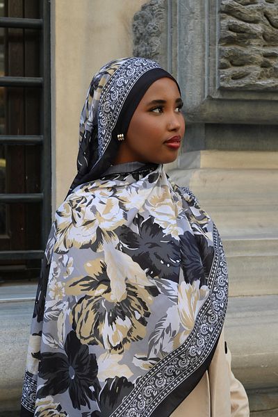 Pull Scarfs Magnolia Pattern Shawl - Black