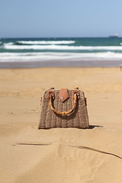 Moom Bag Γυναικεία τσάντα από άχυρο Camel Bamboo με λαβή και ιμάντα ώμου