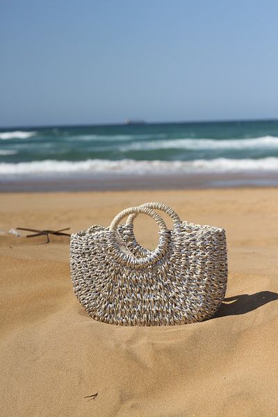 Moom Bag Γυναικεία τσάντα από άχυρο με λεπτομέρεια με λουράκι