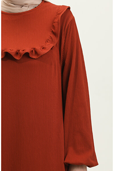 sefamerve Φόρεμα με ραβδώσεις σε χρώμα τούβλο - Λεπτομέρεια βολάν, 0315-03