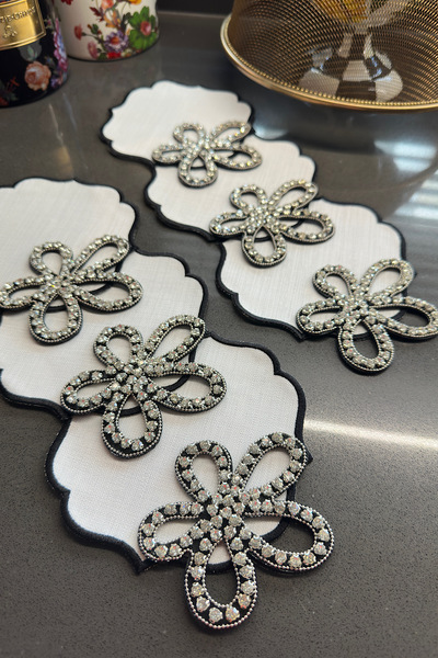 bibashka Beyaz üzerine gümüş taşlı çiçek tasarımı 6lı kokteyl peçete