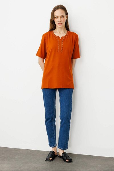 Desen Triko Tricou de damă din bumbac pieptănat cu mărgele brodate cu guler, maro