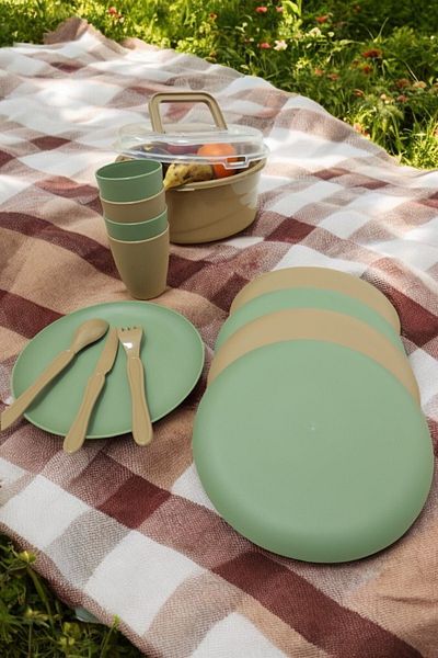 İronika Green 6-Person 32 Piece Picnic Set - Plastic Fork, Cup, Spoon and Knife Dinner Breakfast Set