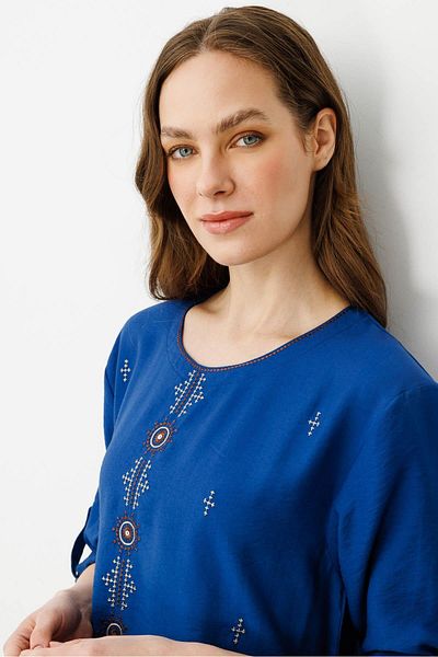 Desen Triko Bluză de damă cu decolteu rotund cu broderie în față Indigo