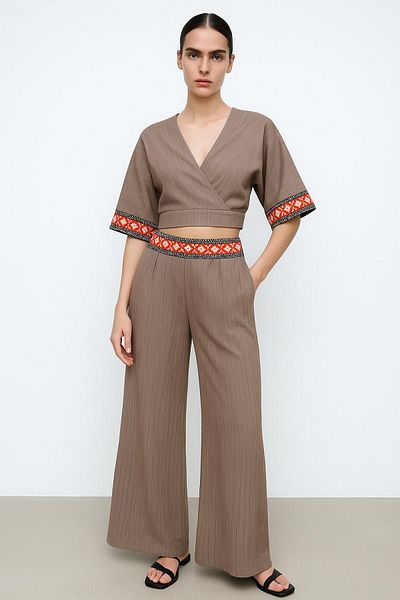 HAKKE Crop Suit with Lace Embroidered Ends