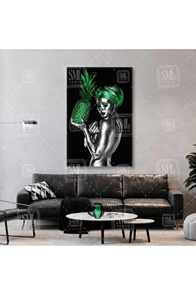 SML TABLO Ασημένια γυναίκα με πράσινο μακιγιάζ και λαμπερά χείλη που κρατά αν...