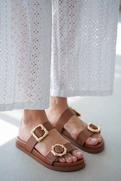 selinshoes أي شبشب نسائي بإبزيم ذهبي مزدوج - TABA