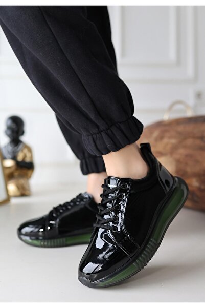 Nil Shoes حذاء رياضي أسود من الجلد اللامع بنعل أخضر من بيونا