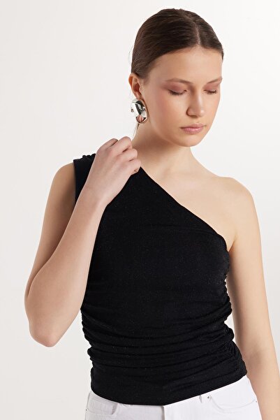 Tudors Bluză neagră, solidă, cu umăr dezactivat, slim fit pentru femei