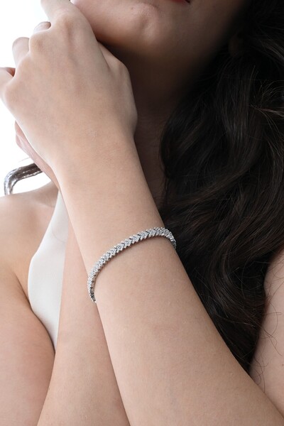 Söğütlü Silver Gümüş rodyumlu zirkon taşlı modern görünümlü v model uzay yolu...