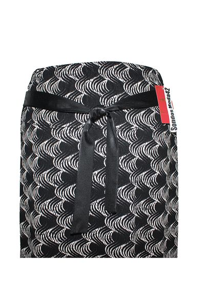 HESNA River Elastic Zigzag Pattern Black Skirt
