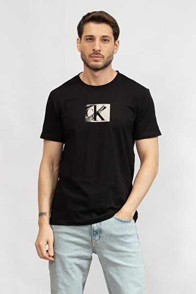 Calvin Klein تي شيرت أسود مطبوع للرجال بأكمام قصيرة وياقة مضلعة J30J 327077 -بيه