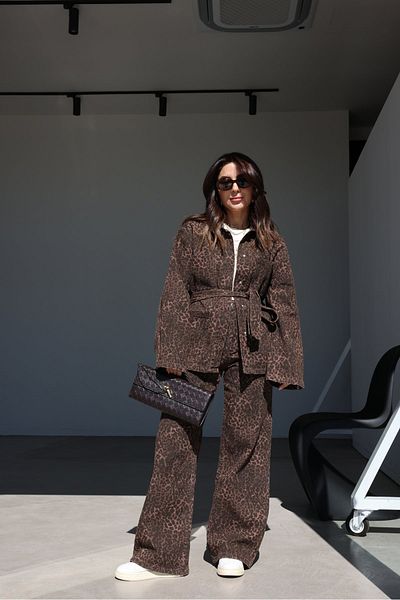 Özge Özgenç Прави дънки с леопардов шарка