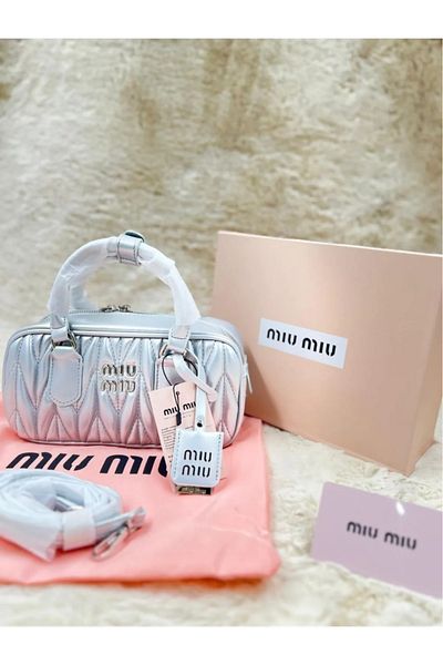 Miu Miu Miu Miu bag is distinctive and elegant