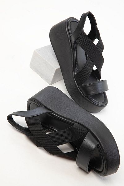 SOHO Schwarze Damenschuhe mit Keilabsatz 20570