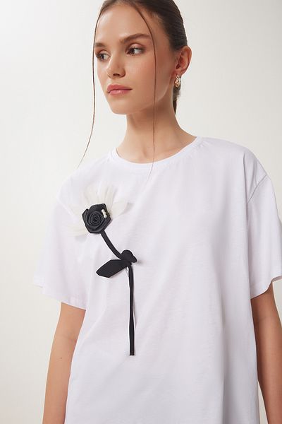 Happiness İstanbul Weißes Damen-T-Shirt aus Baumwolle mit Blumenstickerei ZV00295