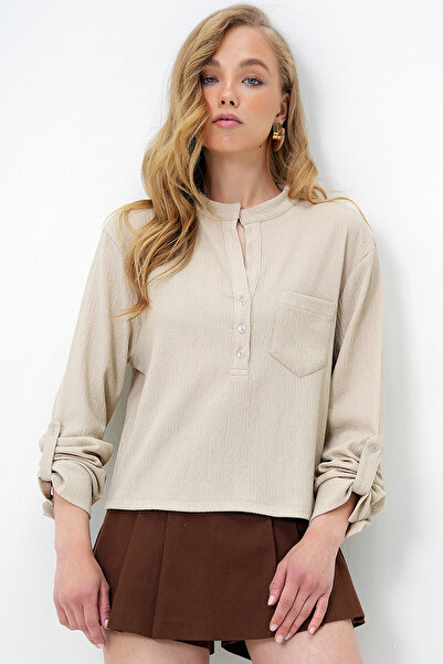 Trend Alaçatı Stili Dámská halenka s širokým střihem vpředu s knoflíkem a jednou kapsou Alc-X13877