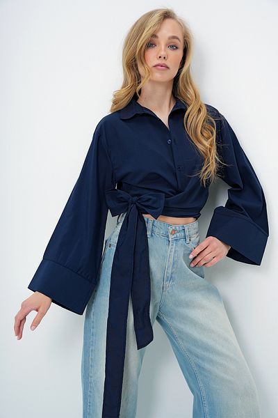 Trend Alaçatı Stili Marineblaues Damen-Hemd aus Popeline mit breiten Bündchen und detailliertem Bindeband auf der Vorderseite Alc-X13750