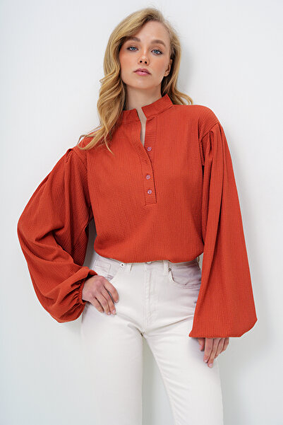 Trend Alaçatı Stili Bluză de cămașă texturată cu mânecă cu balon, cu guler de cărămidă, cu nasturi în față, Alc-X11872