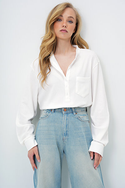 Trend Alaçatı Stili Women's White Wide Cut Front Buttoned Single Pocket Crop Blouse Alc-X13877