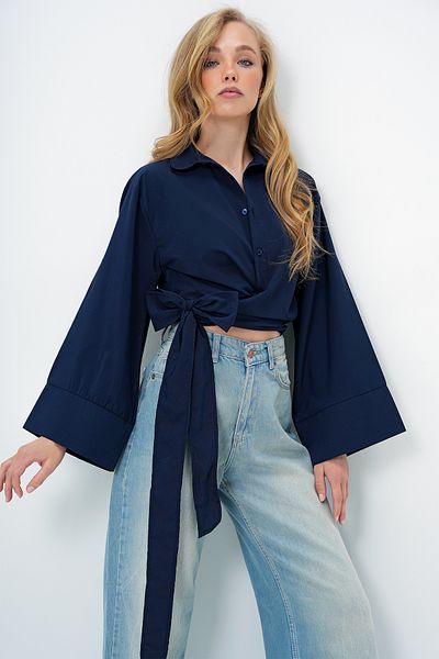 Trend Alaçatı Stili Marineblaues Damen-Hemd aus Popeline mit breiten Bündchen und detailliertem Bindeband auf der Vorderseite Alc-X13750