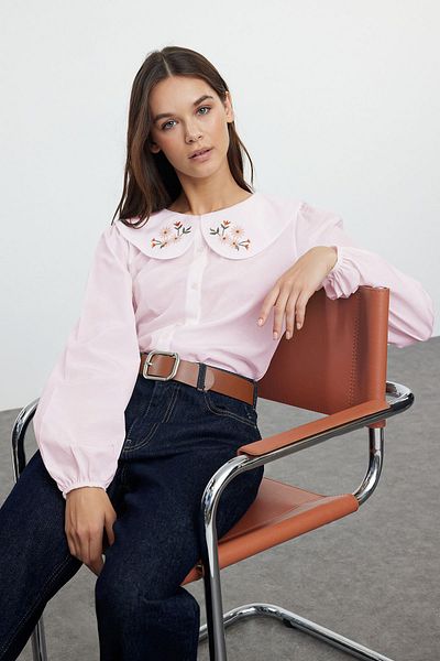Trendyol Collection Hellrosa gewebtes Hemd mit Kragen und Stickereidetails TWOSS23GO00009