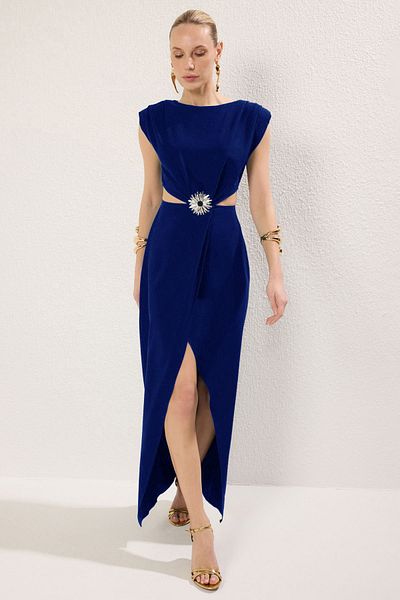 Trendyol Collection Saks kiegészítő részletes szőtt hosszú, stílusos estélyi ruha és ballagási ruha TPRSS25AE00064