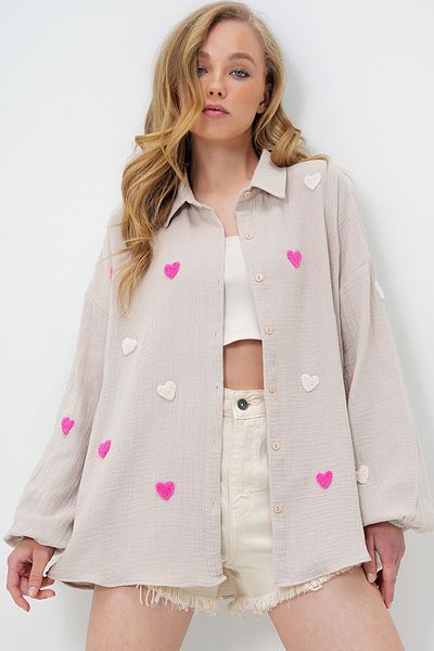 Trend Alaçatı Stili   Beigefarbenes, übergroßes, mit Herzen besticktes Textil mit Knopf Candy Rifle ALC-X13791