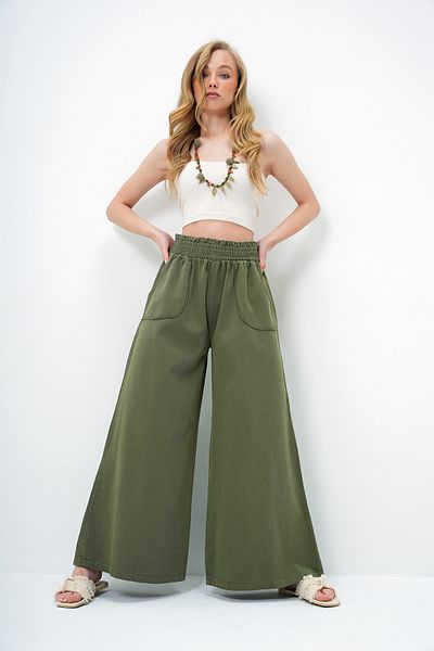 Trend Alaçatı Stili Khakifarbene Damen-Gabardine-Hose mit Taillenband und doppelter Tasche und weitem Bein ALC-X13949