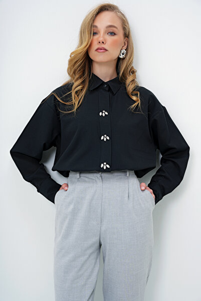 Trend Alaçatı Stili Dámská oversize popelínová košile s černým kamenem ALC-X13934