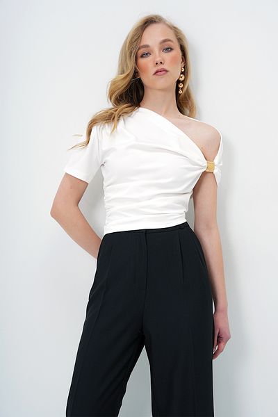 Trend Alaçatı Stili Ecru Damen Bluse mit asymmetrischem Ausschnitt und drapierten Schultern ALC-X13894